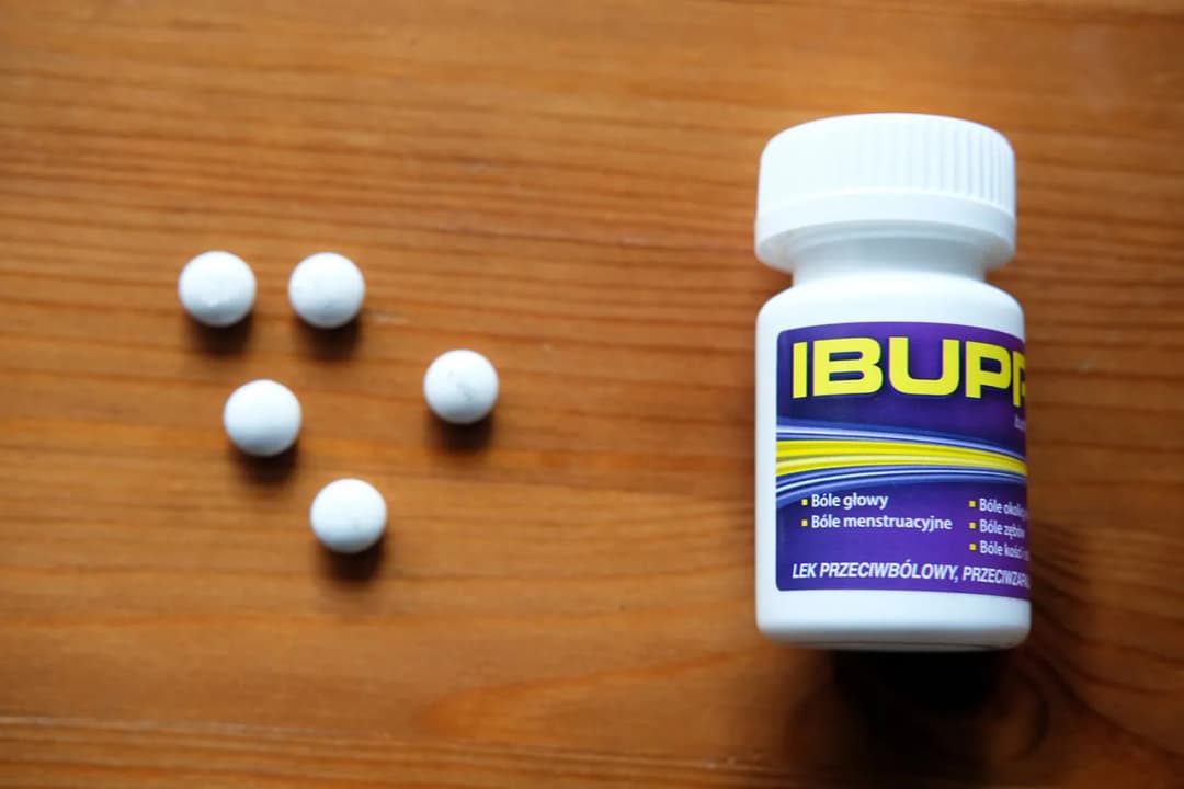 Czy ibuprofen można łączyć z alkoholem? Sprawdź ryzyko i skutki.