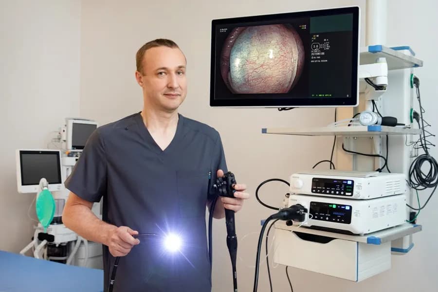 Który lekarz wykonuje kolonoskopię? Poznaj specjalistów i ich kwalifikacje