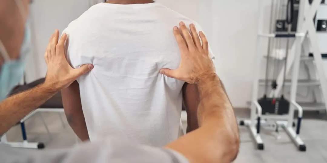 Skuteczne sposoby na ból kręgosłupa piersiowego - poznaj przyczyny i leczenie