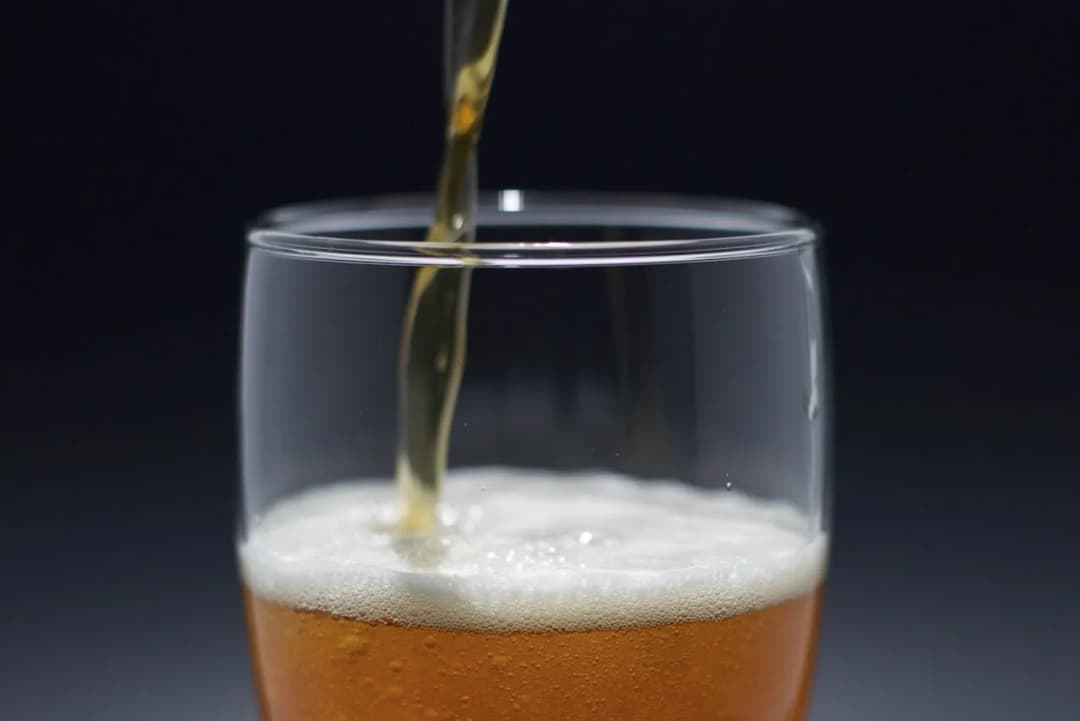 Czy można pić alkohol po wyrwaniu ósemki? Sprawdź, co musisz wiedzieć