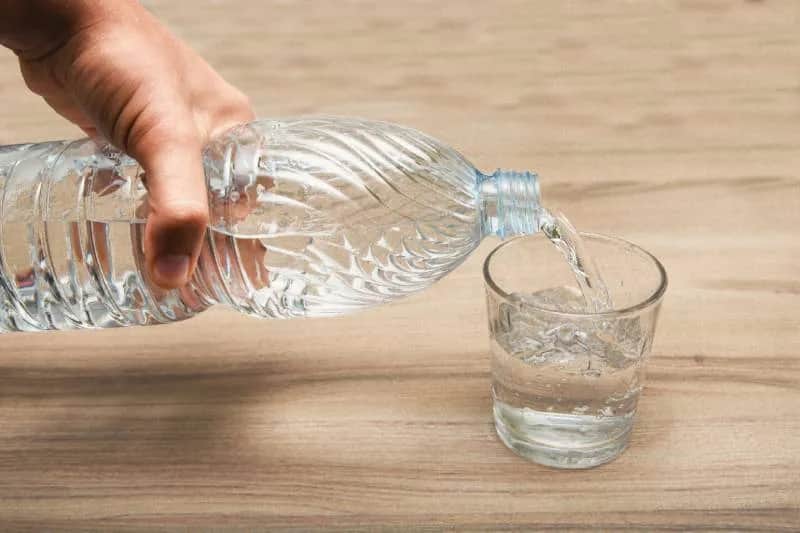 Czy można pić wodę przed badaniem krwi: Zasady nawodnienia i korzyści