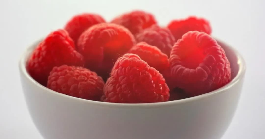 Czy maliny uczulają niemowlaka? Objawy alergii, które musisz znać