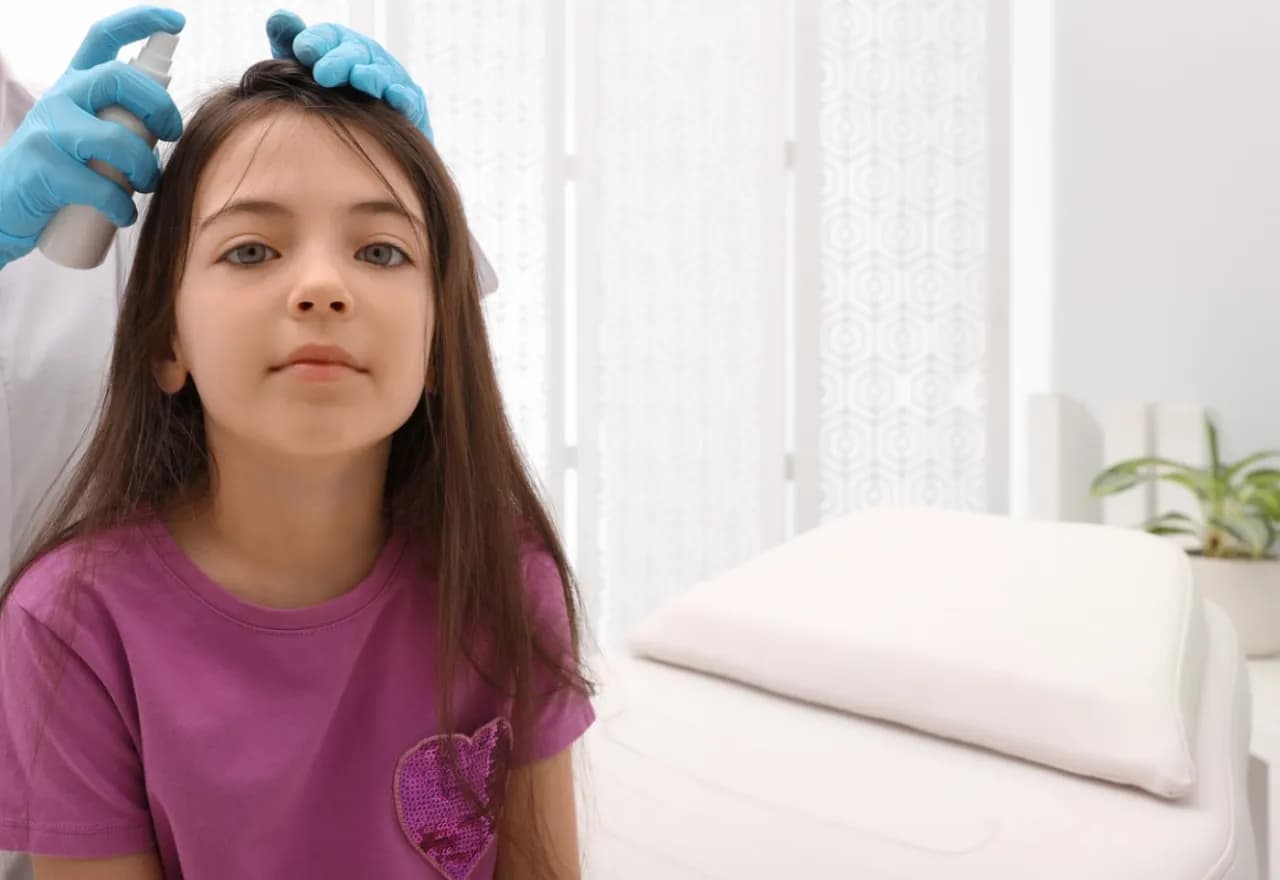 Spray na wszy: nie tylko do leczenia, ale też zapobiegania wszawicy