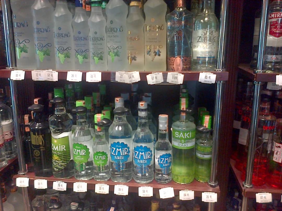 Czy Turcy piją alkohol? Zaskakujące fakty o ich nawykach picia