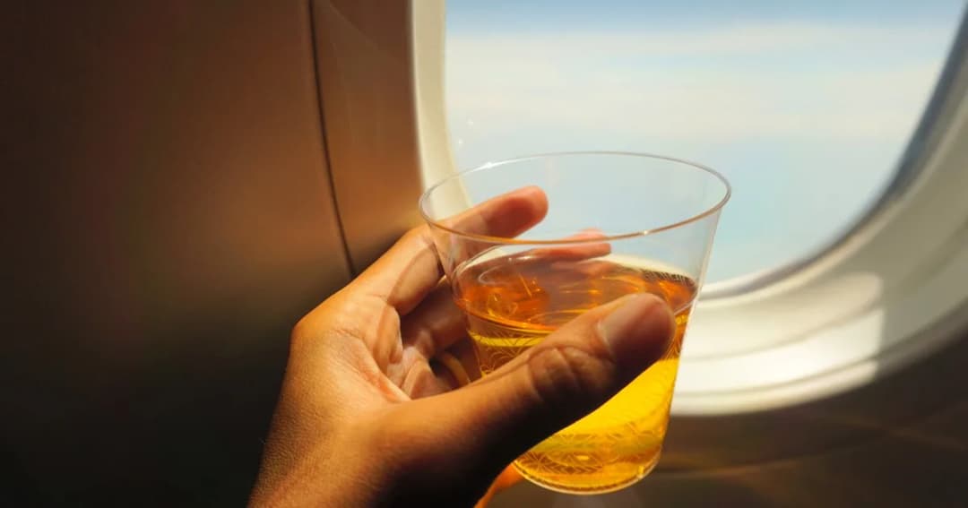 Czy można pić alkohol w samolocie? Odkryj zasady i wyjątki