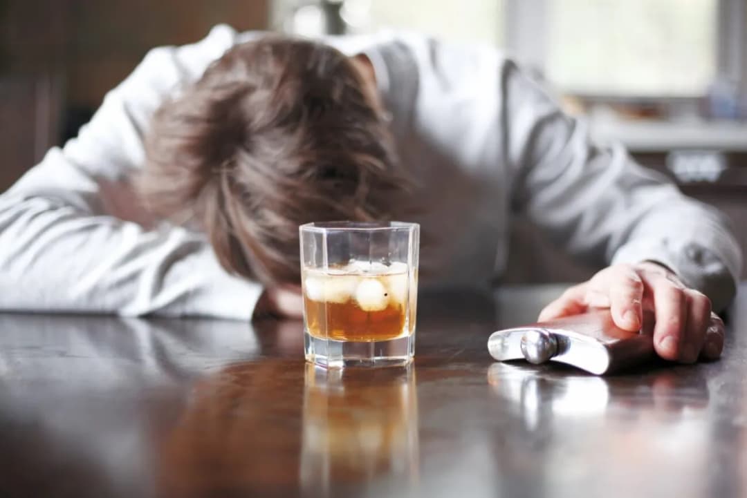 Kiedy wezwać pogotowie do alkoholika? Sytuacje, które wymagają natychmiastowej pomocy medycznej